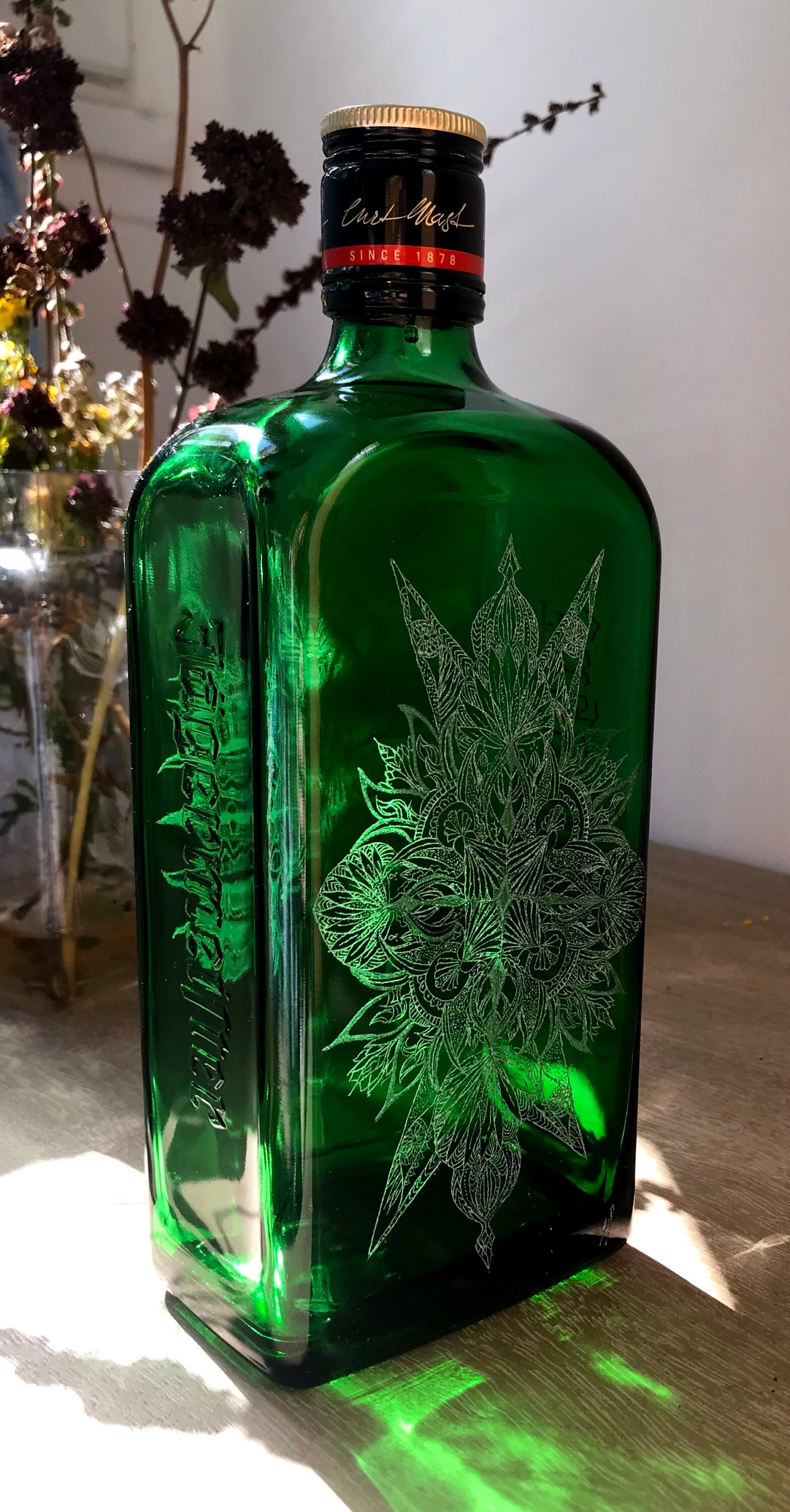 Bouteille en Verre Verte de Jägermeister Gravée à La Main avec Motifs Mandala Idée Cadeau Personnali