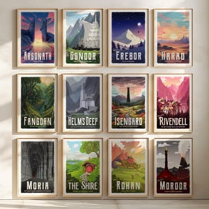 Könnte beinhalten: Eine Sammlung von zwölf rechteckigen Wandkunstdrucken mit stilisierten Illustrationen fiktiver Orte wie Argonath, Gondor, Erebor, Harad, Fangorn, Helms Deep, Isengard, Rivendell, Moria, The Shire, Rohan und Mordor in verschiedenen Farben.