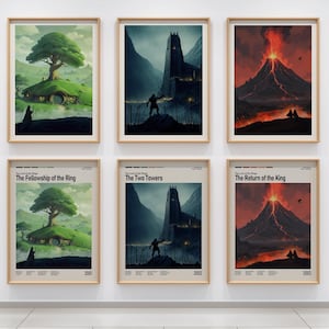 Könnte beinhalten: Sechs gerahmte Wandbilder in zwei Reihen, die Illustrationen der Herr der Ringe-Trilogie zeigen. Die obere Reihe zeigt farbenfrohe Szenen, während die untere Reihe passende Poster mit den Titeln The Fellowship of the Ring, The Two Towers und The Return of the King sowie den Erscheinungsjahren 2001, 2002 und 2003 enthält.
