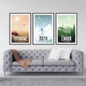 Könnte beinhalten: Drei Star Wars-Reiseposter im minimalistischen Design. Die Poster zeigen die Namen Tatooine, Hoth und Endor mit einer kurzen Beschreibung jedes Planeten. Die Poster sind in Schwarz gerahmt und haben einen weißen Hintergrund.