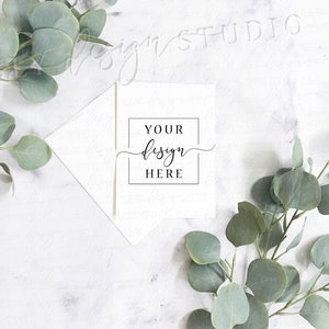 Mockup di carta 5x7 con busta, invito Mock Up, piante in marmo bianco festa di compleanno Baby Shower invito a nozze, minimalista vuoto vuoto