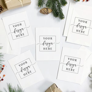 3枚の画像モックアップバンドル - 5枚のクリスマスホリデーカードポートレートモックアップ（封筒付き）（ダウンロード可能な3つのユニークな画像） - フラットレイ - ストックフォト
