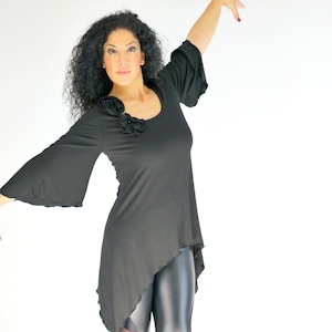 Kurzes Kleid in schwarz in A Form mit Glocken ärmeln aus Viskosejersey