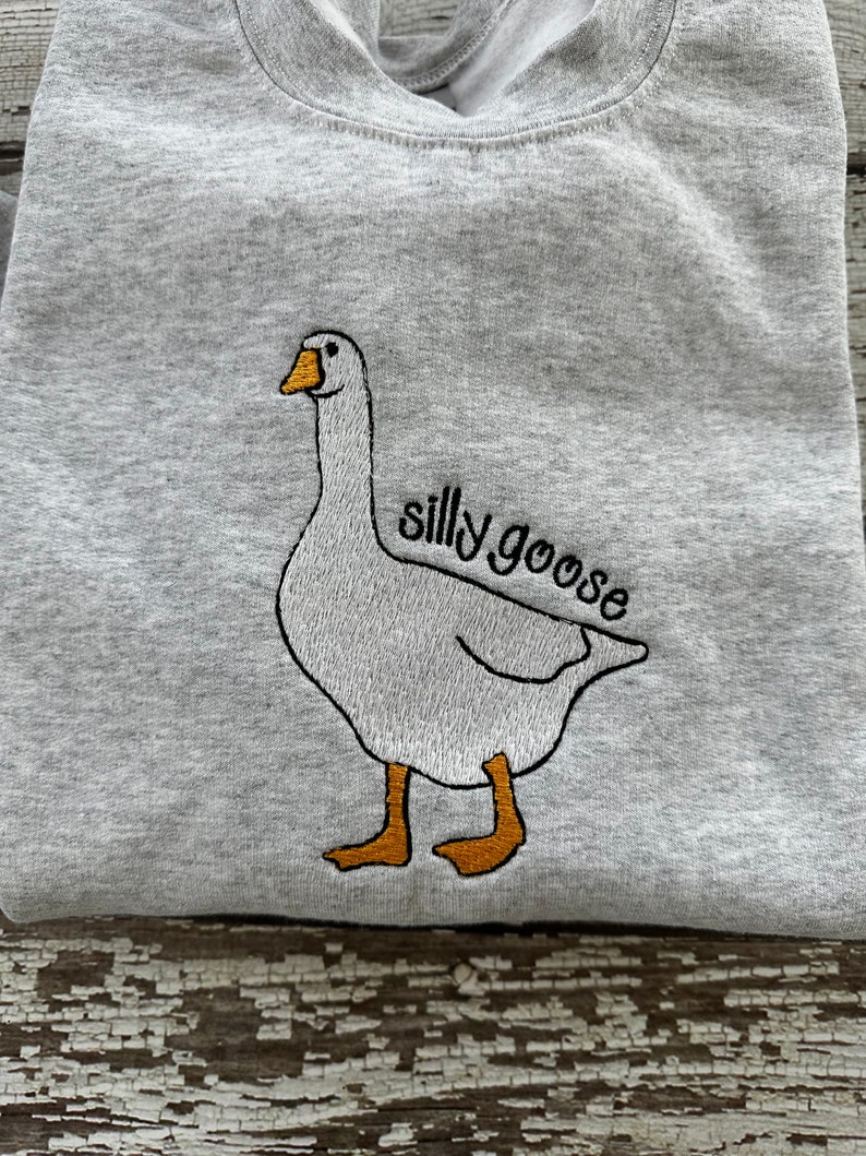 Sudadera de ganso tonto bordado Camisa de ganso tonto Sudadera divertida Cuello redondo de ganso bordado imagen 2