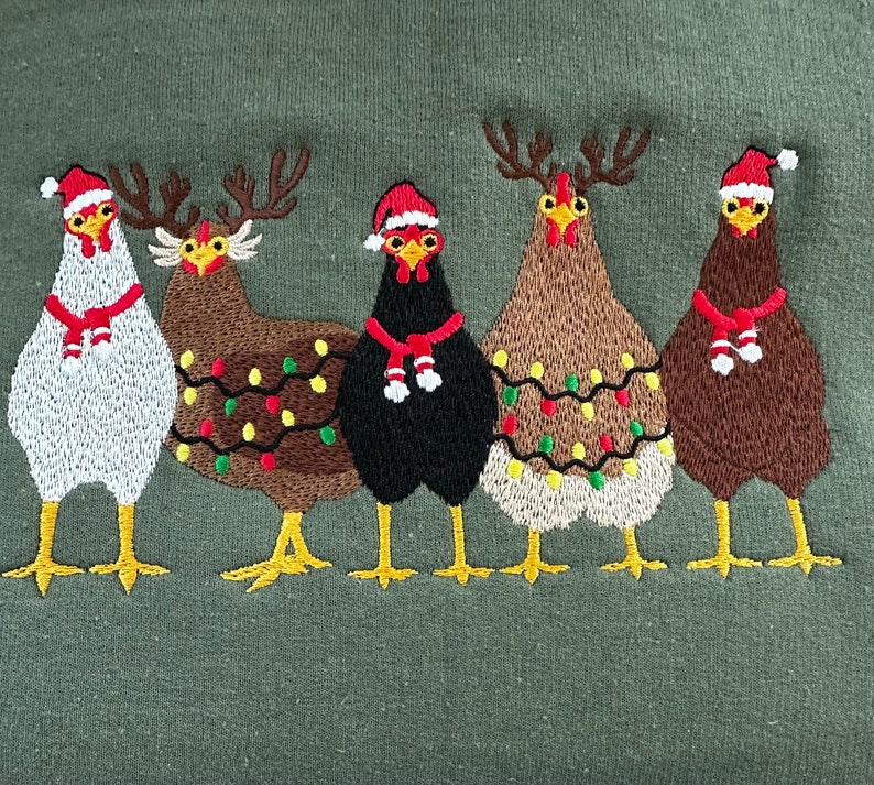 Puede incluir: Cinco pollos de Navidad bordados con gorros de Pap&aacute; Noel rojos y luces de cadena. Los pollos son marrones, blancos y negros.