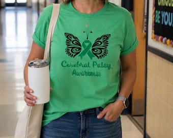 Peut inclure: Un t-shirt vert vif à manches courtes orné d'un motif de papillon noir avec un ruban de sensibilisation sarcelle au centre. Le texte "Cerebral Palsy Awareness" est imprimé en police cursive vert foncé sous le motif du papillon.