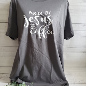 gevoed door Jezus en koffie shirt, Kerstmis Geloof Shirt, Jezus Shirt, Geloof Shirt, Christelijke Shirts, Jezus T-shirt, Koffie Lover Gift,