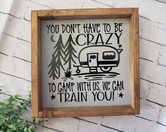 Pas besoin d&#39;être fou pour camper avec nous, enseigne de camping-car heureux, enseignes de camping drôles, camping-car, enseigne de camping, remorque de voyage, décoration de camping-car