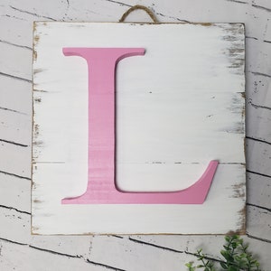 Letrero de madera shiplap, inicial de recorte de madera, letrero de granja, decoración de pared personalizada, regalo de inauguración de la casa, letrero de carta inicial de la familia, decoración de guardería