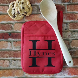 Monogramed Pot Holders, Personalized Gift, Pot Holders with Pocket, Kitchen Decor, Housewarming Gift, Gift for Couple, College Grads Gifts