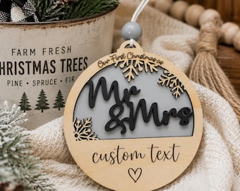 Een gepersonaliseerd kerstornament voor het eerste kerstfeest van pasgetrouwden, een perfect bruidsgeschenk of een kerstboomversiering voor op de bruiloft.