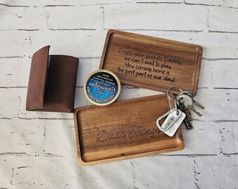 Könnte beinhalten: Zwei Holztabletts mit gravierten Botschaften. Das obere Tablett sagt "Empty your pockets Daddy we can't wait to play. You coming home is the best part of our day!" Das untere Tablett sagt "Dad's Things".