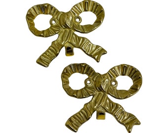 Ganchos de latón vintage con forma de lazo para colgar toallas y perchas.