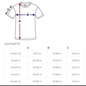 Puede incluir: Un gr&aacute;fico que muestra las medidas en pulgadas de una camiseta para j&oacute;venes en tallas XS, S, M, L y XL. Las medidas son para la longitud, el ancho y la longitud de la manga.