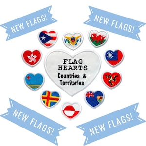 Könnte beinhalten: Ein weißer herzförmiger Patch mit dem Text "FLAG HEARTS Countries & Territories" umgeben von kleineren herzförmigen Patches mit gestickten Flaggen verschiedener Länder und Territorien.
