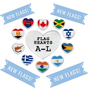 Peut inclure: Un patch en forme de cœur blanc avec le texte "FLAG HEARTS A-L" entouré de 10 patchs en forme de cœur avec différents drapeaux de pays.
