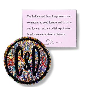 Écusson monogramme multicolore, fil rouge de la chance. Monogramme des initiales. Monogramme porte-bonheur. Coudre