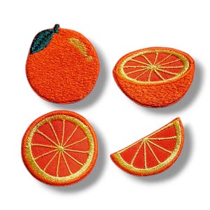 Peut inclure: Écussons brodés de fruits oranges en différentes étapes de coupe. Les écussons comprennent une orange entière, une demi-orange, une orange tranchée et un quartier d'orange. Les écussons sont orange avec des accents jaunes et verts.