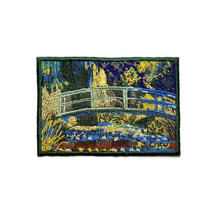 Peut inclure: Patch brodé représentant une peinture d'un pont au-dessus d'un étang de nuit. Le pont est vert et l'étang est bleu avec des fleurs blanches. L'arrière-plan est bleu foncé avec des arbres jaunes et verts.