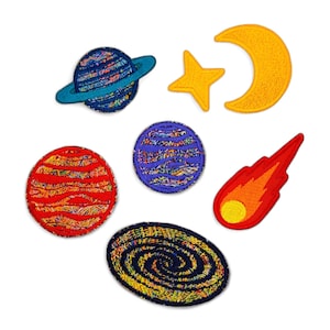 Puede incluir: Un conjunto de parches bordados con temática espacial. Incluye un planeta azul con anillos, un planeta rojo, un planeta morado, una estrella amarilla, una luna creciente amarilla, un cometa rojo y un parche de galaxia.