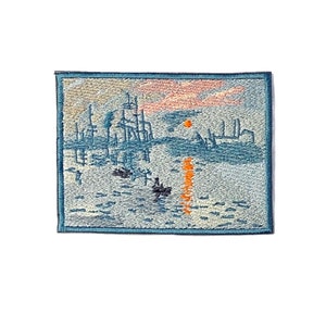 Peut inclure: Écusson brodé représentant un paysage marin avec des bateaux, des bâtiments et un coucher de soleil. Le motif utilise des nuances de bleu, d'orange et de beige, avec une bordure turquoise. L'écusson représente une étendue d'eau calme avec le reflet du soleil.