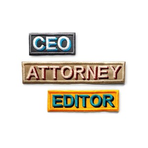 Peut inclure: Trois patchs brodés avec les mots "CEO", "ATTORNEY" et "EDITOR" en différentes couleurs. Les patchs sont sur un fond blanc.