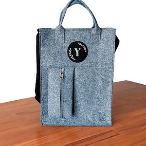 Personalisierte graue Filztasche, verzierte Filztasche mit einem langen Griff, personalisiert mit einem benutzerdefinierten Initialen gestickter Aufnäher