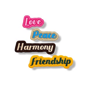 Puede incluir: Cuatro parches bordados con las palabras "Love", "Peace", "Harmony" y "Friendship". Los parches tienen un estilo retro con una variedad de colores, incluyendo rosa, azul, marrón y amarillo. Los parches están sobre un fondo blanco.