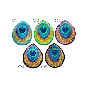 Écusson en plumes de paon. Repasser. Cousez l'écusson.