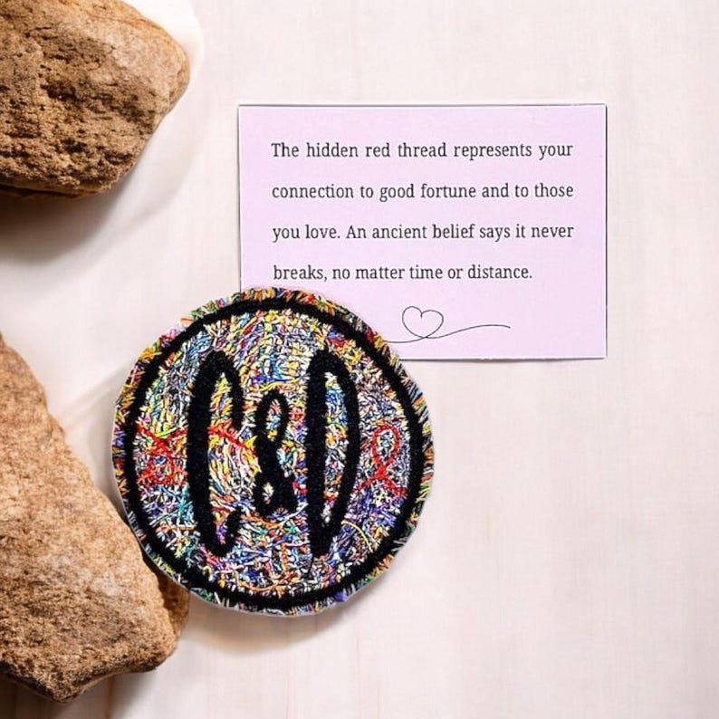 Patch de monograma multicolorido, fio vermelho da sorte. Monograma com iniciais. Monograma de boa sorte. Costure. imagem 2