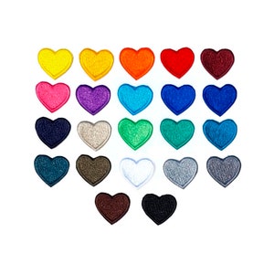 Könnte beinhalten: Ein Set mit 20 Filz-Herz-Patches in verschiedenen Farben, darunter Rot, Blau, Grün, Gelb, Lila, Rosa, Orange, Braun, Schwarz, Weiß und Grau. Die Herzen sind alle gleich groß und gleich geformt und in Pyramidenform angeordnet.