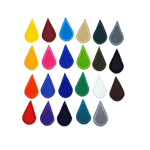 Könnte beinhalten: Eine Sammlung von einundzwanzig gestickten tropfenförmigen Aufnähern in verschiedenen Farben, darunter Gelb, Rot, Blau, Grün und Grau. Jeder Aufnäher hat einen kontrastierenden Rand und ein strukturiertes Aussehen, geeignet zum Aufnähen oder Aufbügeln auf Stoff.