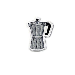 Pode incluir: Uma cafeteira de metal cinza com uma pega preta. A cafeteira é de design italiano tradicional.