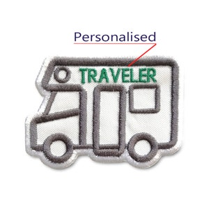 Op de afbeelding: Witte geborduurde patch van een camper met het woord "TRAVELER" op het dak in groene draad. De patch is gepersonaliseerd.