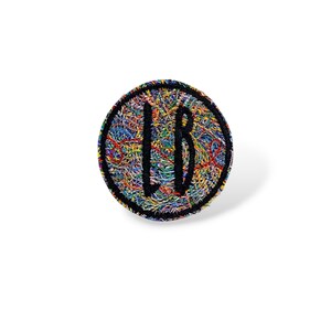 Patch de monograma multicolorido, fio vermelho da sorte. Monograma com iniciais. Monograma de boa sorte. Costure. imagem 5