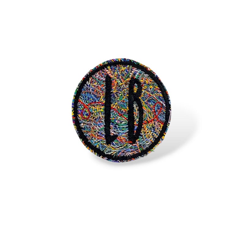 Patch de monograma multicolorido, fio vermelho da sorte. Monograma com iniciais. Monograma de boa sorte. Costure. imagem 5