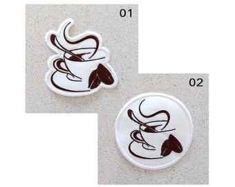 Tasse dampfenden Kaffee, gestickter Aufnäher. Gestickter Flicken zum Aufbügeln