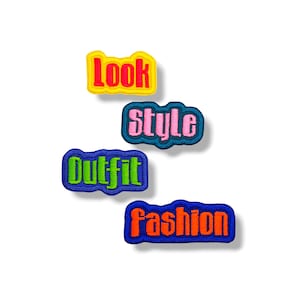 Op de afbeelding: Vier kleurrijke geborduurde patches met de woorden "Look", "Style", "Outfit" en "Fashion". De patches hebben een retro-esthetiek met heldere kleuren en een speels lettertype, perfect om toe te voegen aan kleding of accessoires.
