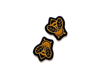 小さな蜂のワッペン。刺繍された昆虫のワッペン。金色の蜂の刺繍ワッペン。2個。1.6インチ/4cm