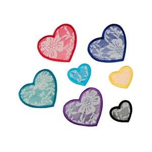 Può includere: Assortimento di sette toppe a forma di cuore con disegni in pizzo. Le toppe sono di vari colori, tra cui rosso, blu, azzurro, giallo, viola e nero.