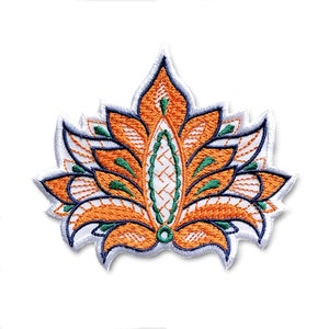 Puede incluir: Parche bordado naranja y verde con un diseño floral. El parche es blanco con un borde decorativo.