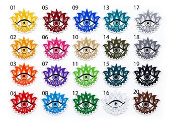 Puede incluir: Una colección de veinte parches bordados, cada uno con un diseño de ojo dentro de una flor de loto. Los parches vienen en varios colores, incluyendo amarillo, naranja, rojo, azul, verde, morado, rosa y marrón, con bordes blancos. Cada parche está numerado.