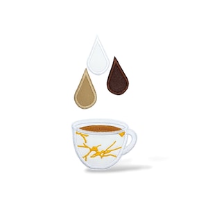 Pode incluir: Patch bordado com uma chávena de café branca com um design craquelado dourado, cheia de líquido castanho. Acima da chávena, três gotas bordadas em branco, bege e castanho. O patch foi concebido para costurar ou passar a ferro no tecido.