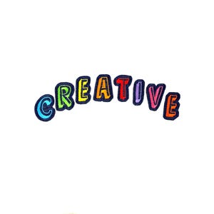 Op de afbeelding: Het woord "CREATIVE" in regenboogkleuren met zwarte contouren. Elke letter heeft een andere kleur van de regenboog.