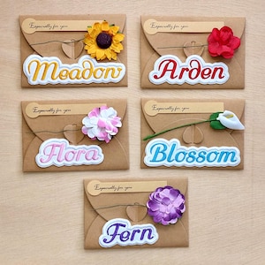 Nome ricamato personalizzato - H 1,06 in. Biglietti d'epoca con fiori. Toppa con nome personalizzato. Stirare. Cucire.