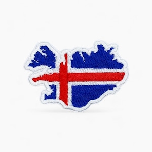 Könnte beinhalten: Gestickter Aufnäher in Form der isländischen Flagge. Der Aufnäher hat einen blauen Hintergrund mit einem roten Kreuz, das weiß umrandet ist. Der Aufnäher ist etwa 5 cm breit und 4 cm hoch.
