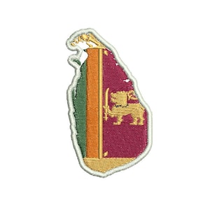 Op de afbeelding: Een geborduurde patch in de vorm van de kaart van Sri Lanka, met het ontwerp van de nationale vlag met een groene verticale baan, een oranje baan en een bordeauxrood veld met een gouden leeuw die een zwaard vasthoudt, wit omrand.