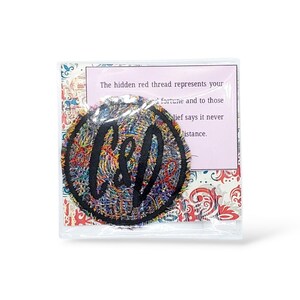 Patch de monograma multicolorido, fio vermelho da sorte. Monograma com iniciais. Monograma de boa sorte. Costure. imagem 3