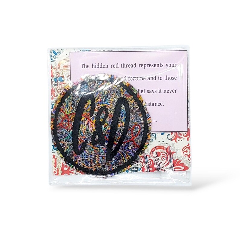 Patch de monograma multicolorido, fio vermelho da sorte. Monograma com iniciais. Monograma de boa sorte. Costure. imagem 3