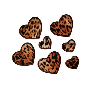 Könnte beinhalten: Sieben braune und orangefarbene herzförmige Patches mit Leopardenmuster. Die Patches sind unterschiedlich groß und in einem zufälligen Muster angeordnet.